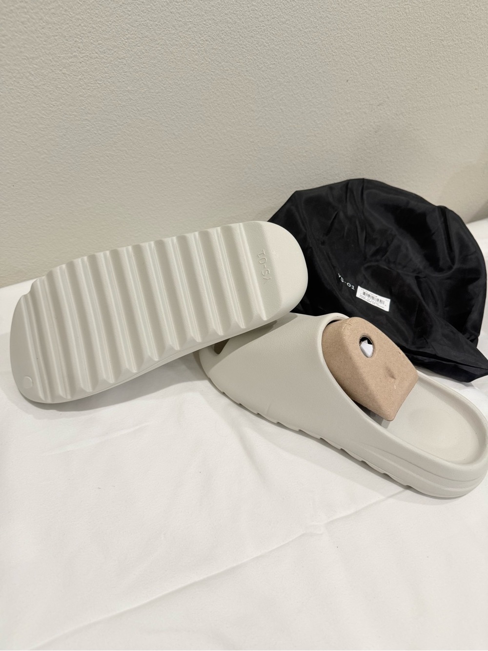 Yeezy Slide Sandals in Off-White/Cream - Picture 3 of 7